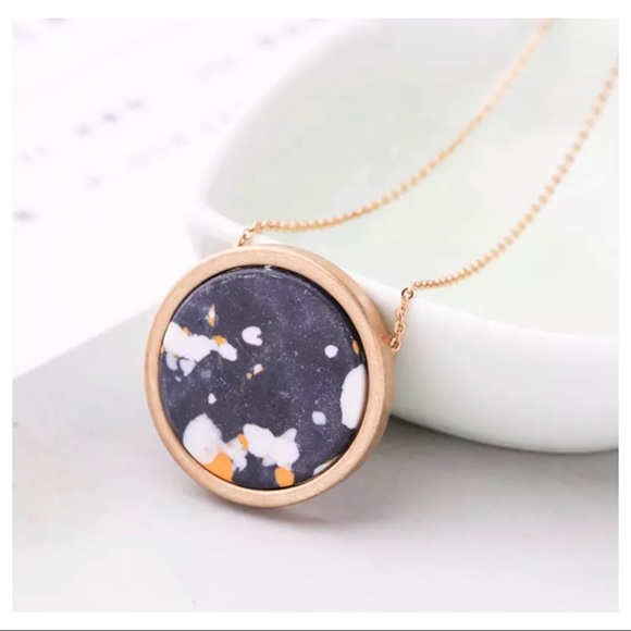 Jewelry - Artsy Antique Style Pendant Necklace